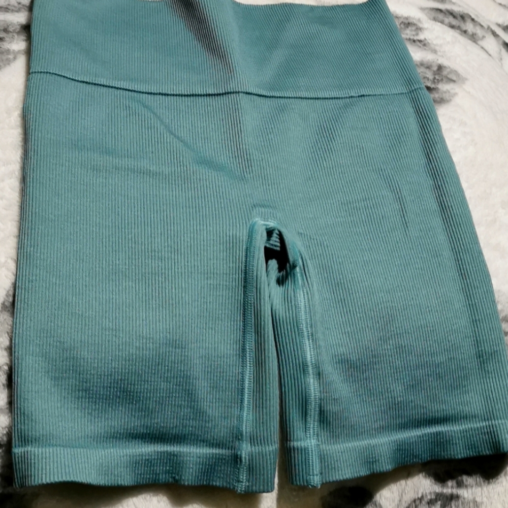 TNA Body countour bike shorts